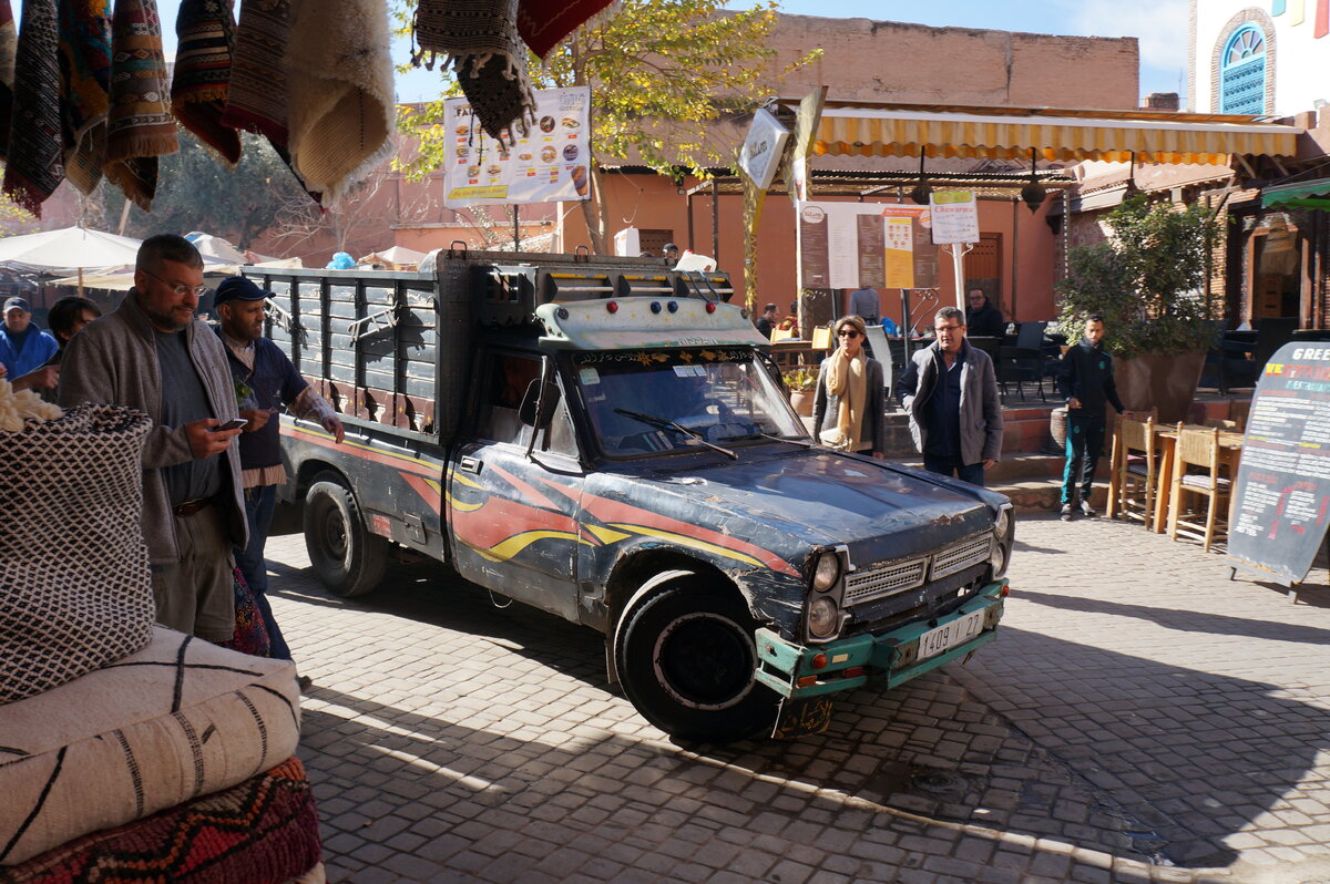 Название этой модели я так и не смог найти.Судя по колесами - грузовичок имеет мало отношения к серийной модели.