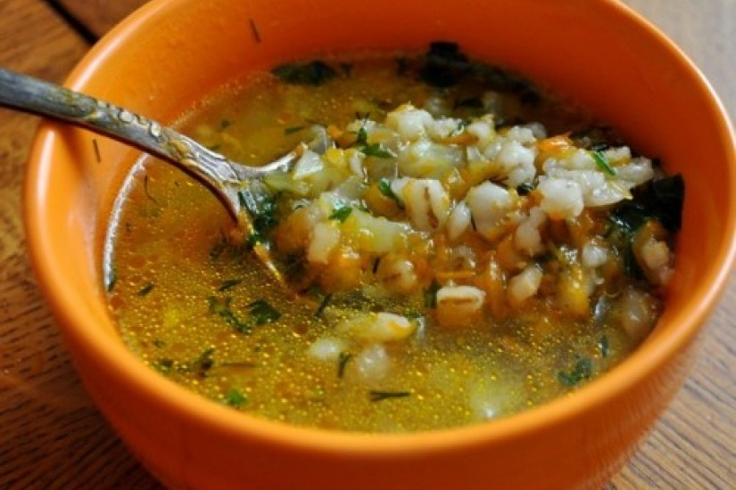 Гречневый суп с курицей. Похлебка с гречневой крупой и картофелем. Суп с ячневой крупой. С какими крупами можно варить суп. Овощной суп с перловой крупой.