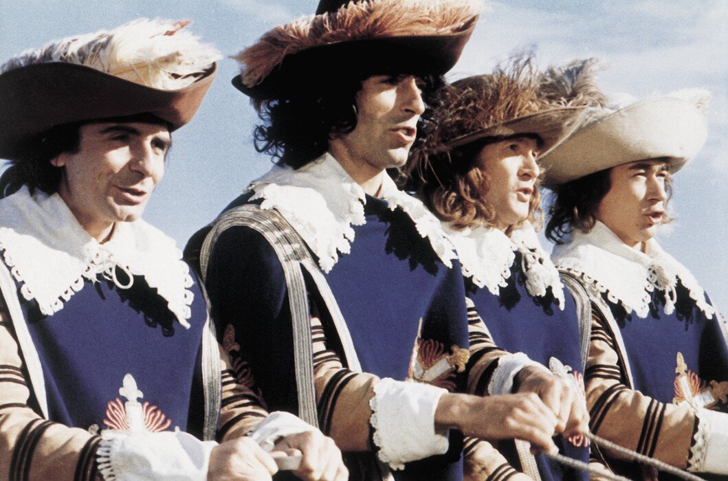 Комедии франции 60 70 годов. Четыре мушкетёра Шарло 1974. Четыре мушкетера (Франция, 1974) комедия "Шарло",. 4 Мушкетера Шарло фильм 1974. Четыре мушкетера Шарло четверо против кардинала 1974.
