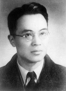 https://upload.wikimedia.org/wikipedia/commons/thumb/7/79/Qian_Zhongshu_1940s.jpg/220px-Qian_Zhongshu_1940s.jpg