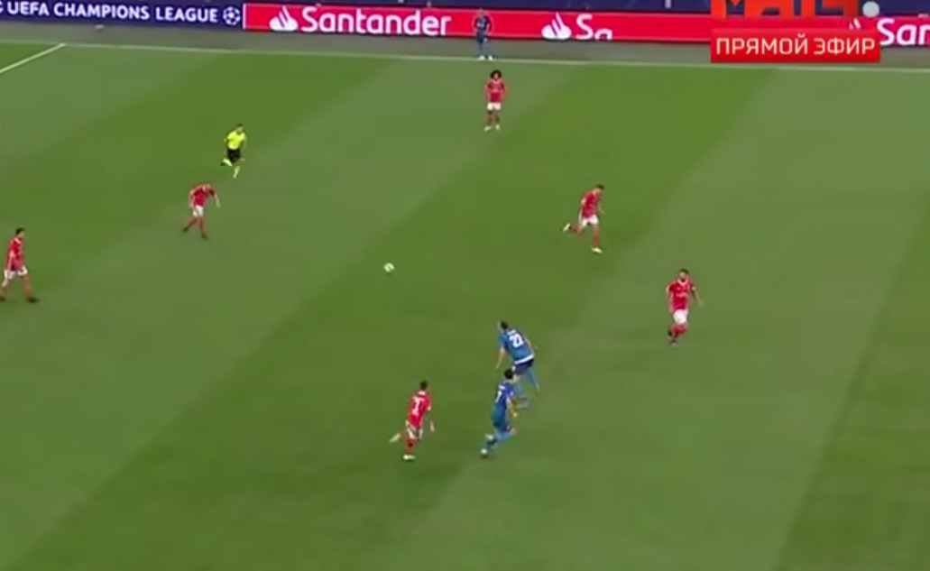 Дзюба готовиться принять мяч...