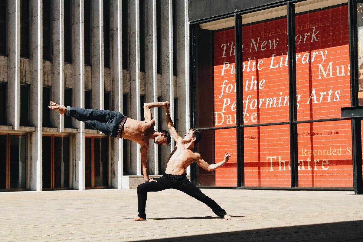 Shooting dance. Лучший танцор. Хорошему танцору. Стиль танца Гравитация. Танец нарушает гравитацию