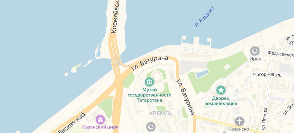 справа и слева от моста, вдоль берега ставят сети
