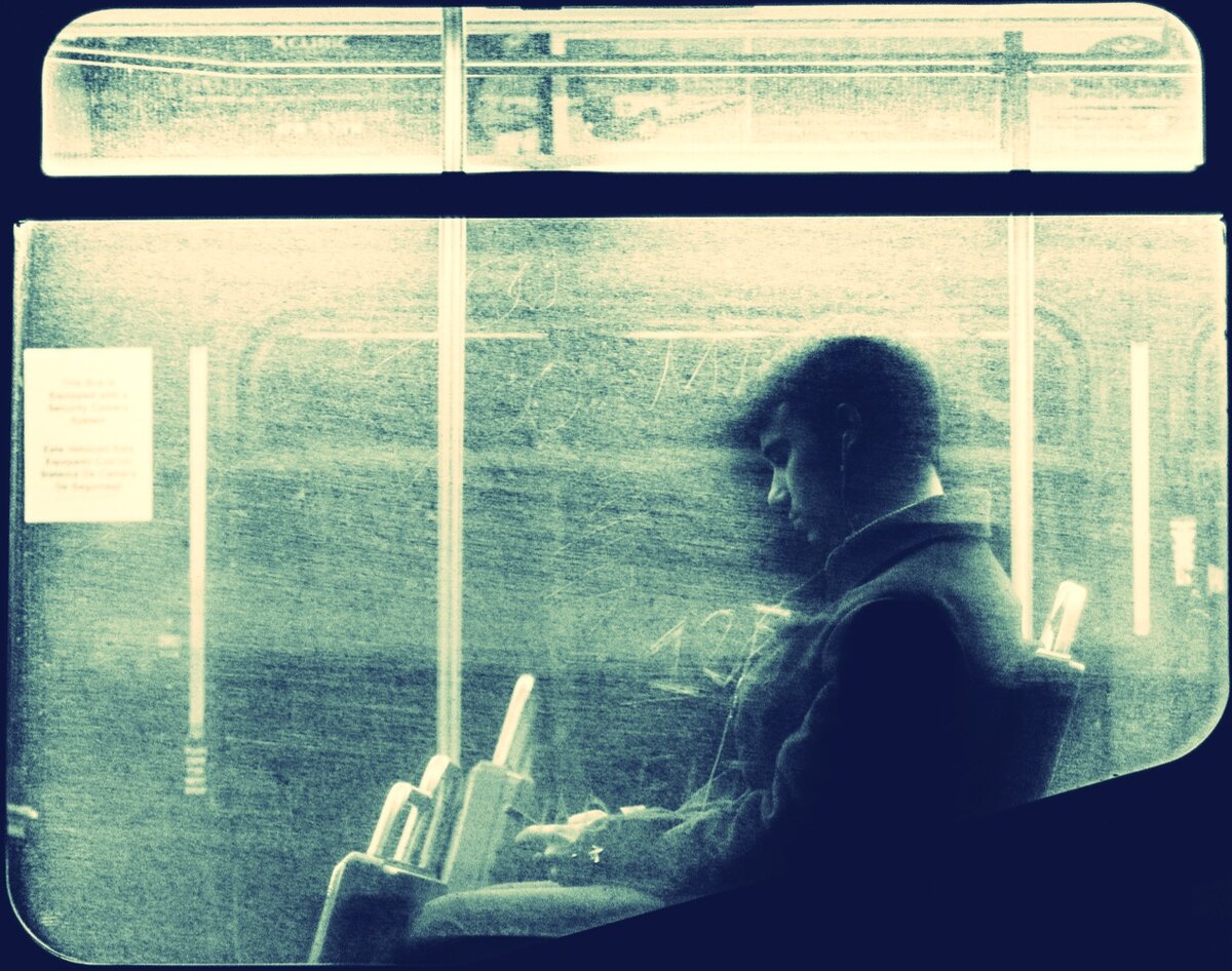 Как ни крути, а наличие близких людей, общение с друзьями и любимыми составляет важную часть жизни. Без этого человек ощущает тоску, которую не может заполнить даже самый мощный разум. Одиночество – частый спутник людей с высоким IQ.