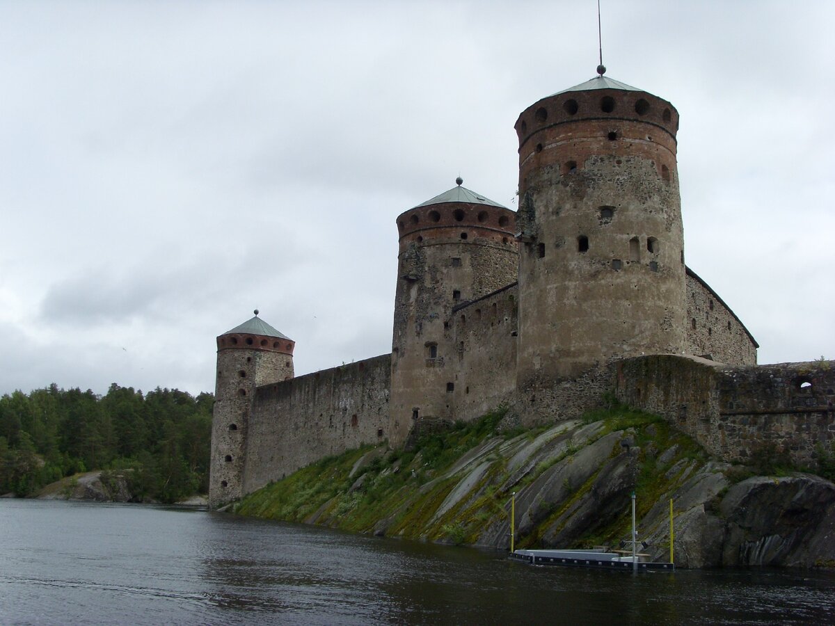 Крепость Олавинлинна, или Олафсборг, находится в небольшом финском городе Савонлинна, в 339 километрах от Хельсинки и в 371 километре от Санкт-Петербурга.-1-2