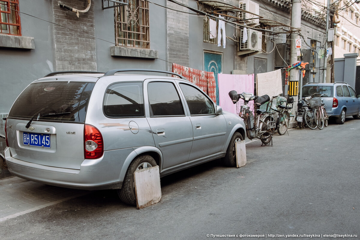 Долго не могла понять зачем к колесам автомобилей в Китае прислоняют фанеру. Оказалось, это для борьбы с неприятными…
