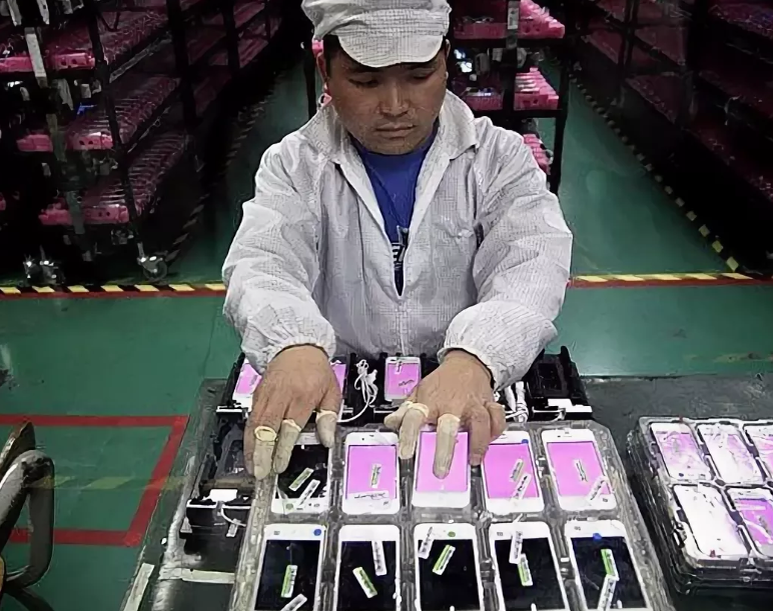 Как собирают телефоны видео. Foxconn завод Apple. Фабрика Фоксконн Китай. Завод Foxconn в Китае. Foxconn сборка айфонов
