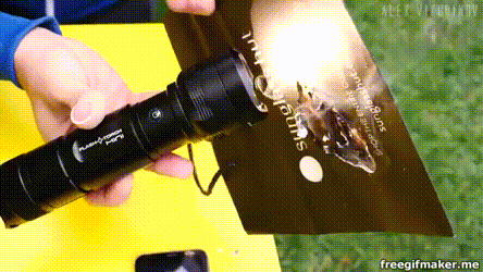 Очень крутая и полезная вещь для выживания) Особенно для туристов и рыбаков. Этот фонарик не только освещает, но и способен воспламенить бумагу и другие легко воспламеняющиеся предметы. Незаменимая вещь для людей любителей активного отдыха.  Опять удивлен всем этим китайцам и их прозорливости 