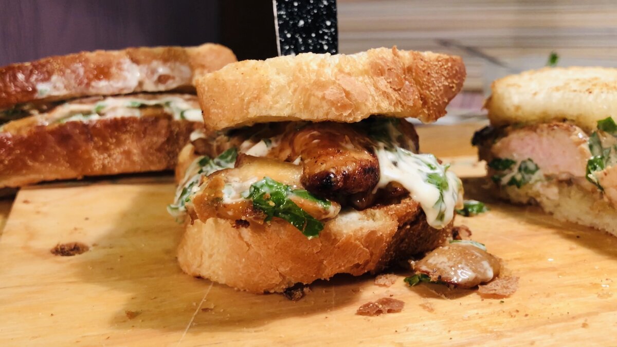 Клубный сэндвич с курицей и беконом