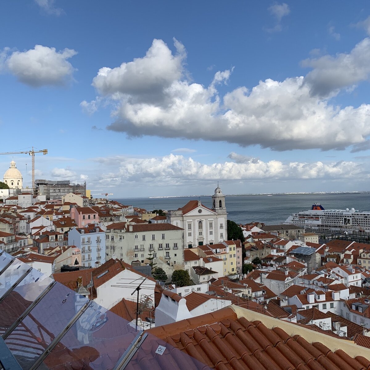 Вид со смотровой площадки в квартале Алфама