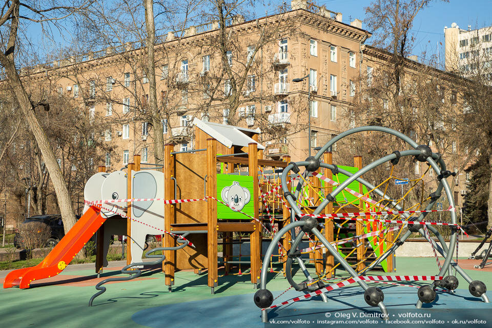 Обвязанные сигнальными лентами игровые площадки в парках и дворах города