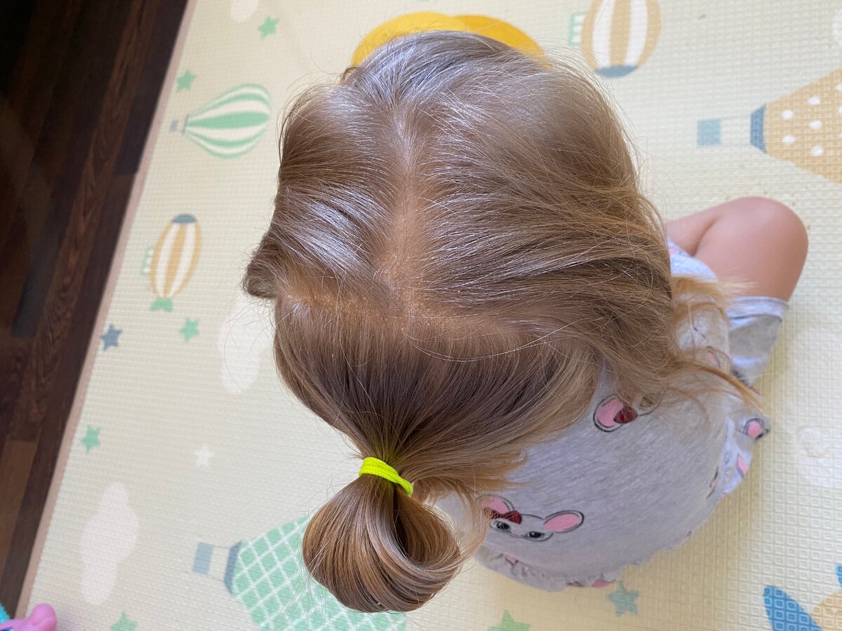 Закрепляем ненужные волосы резинкой. Фото из личного архива