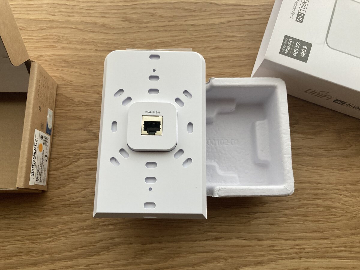 Обратная сторона AC In-WALL PRO