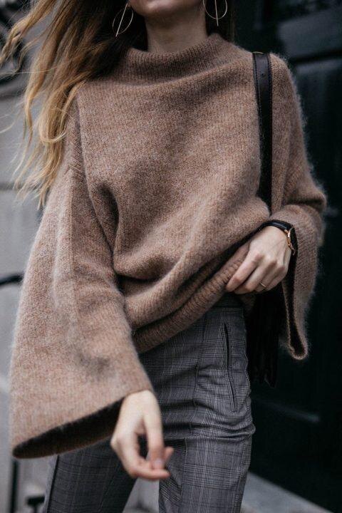 Вязаные свитера Осенью мы всегда представляем теплую и уютную картинку. Это, конечно, чашка теплого чая, книга и вязаный свитер. Так вот осень 2020 порадует нас тёплыми и уютными вязаными свитерами.
Модными свитерами осени 2020 будут модели крупной вязки. Вязку лучше всего выбирать обычную гладкую. Отдавайте предпочтение натуральным теплым материалам, таким как шерсть.
Наиболее лучшими вариантами будут свитера с высоким горлом. Но лучше не выбирать ворот хомут, а в отдать предпочтение горловине стойке.