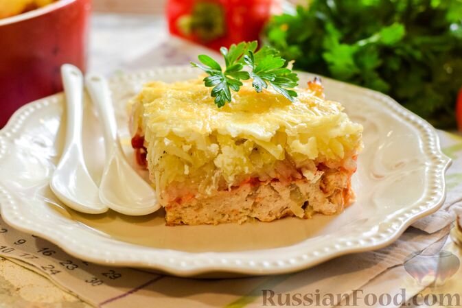 фарш куриный, картофель, помидоры, перец болгарский красный, лук репчатый, сыр твёрдый, сметана, паприка молотая, соль, перец чёрный молотый , масло растительное (для смазывания формы)