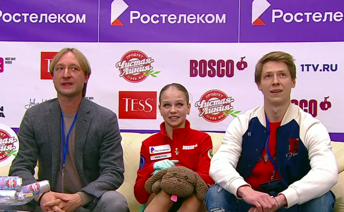 Еще непривычно, что рядом с Александрой Трусовой на соревнованиях сидит Плющенко