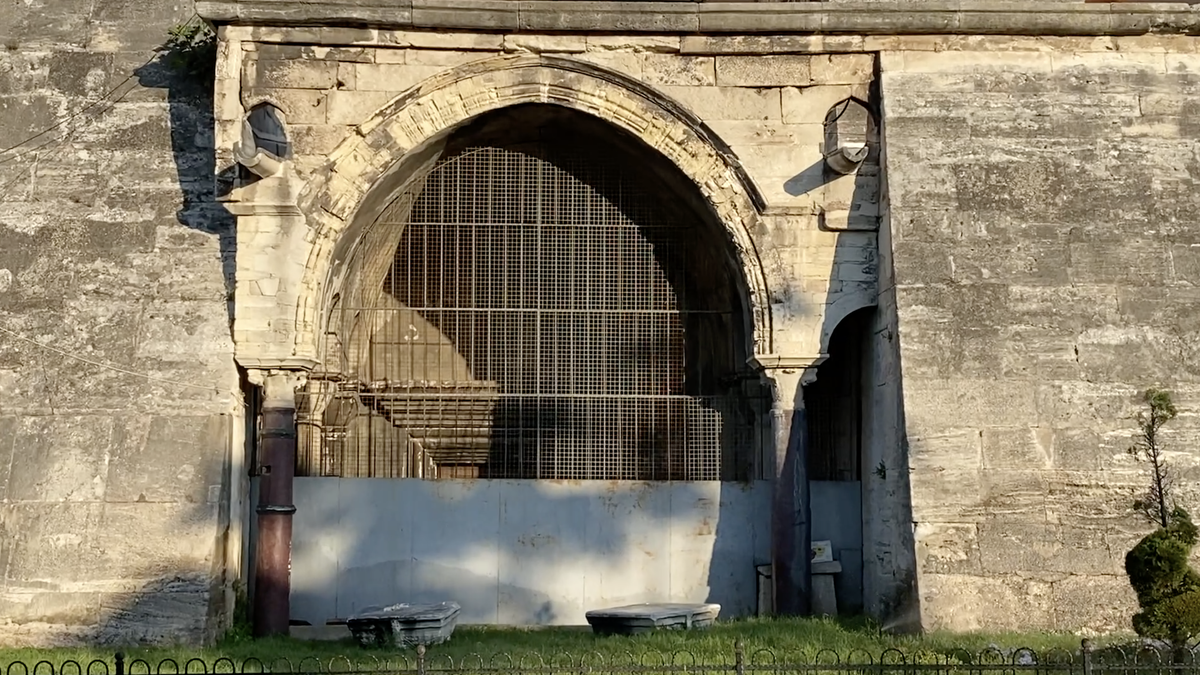 Вход в подземную Софию