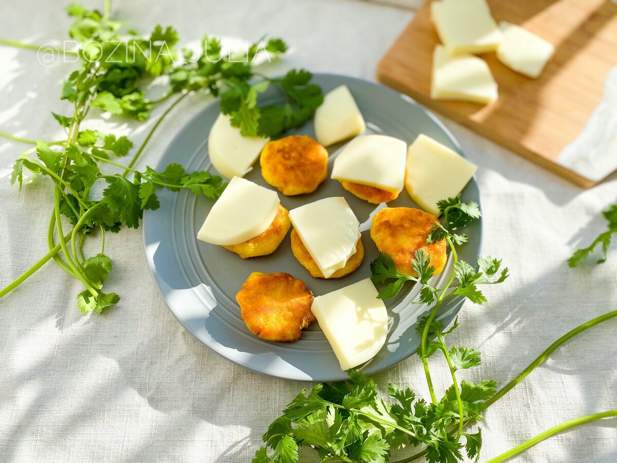 Готовые лепешки мчади вкуснее всего подавать с сыром сулугуни