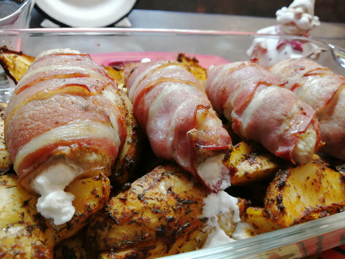 Пример подачи куриных рулетиком с картошкой по-деревенски 