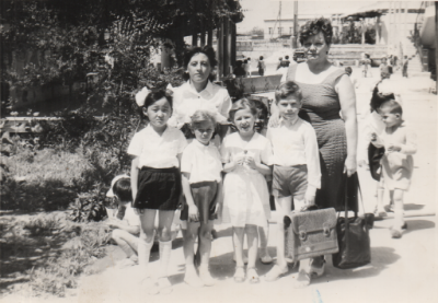 Фото из семейного архива. Полина в центре с цветочком.