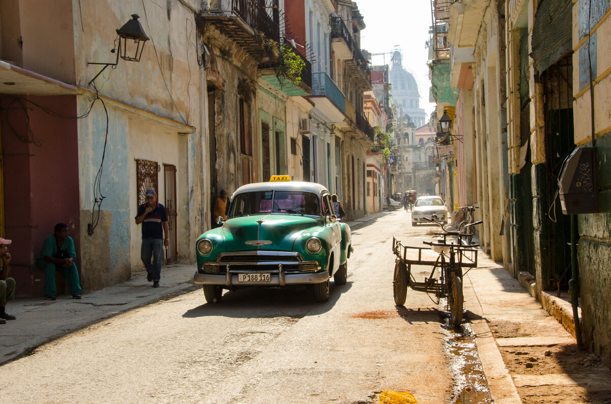 В Гаване с нами произошел такой случай -  прохожий, остановившийся поболтать и познакомиться, между делом довел  до бара, где любил выпивать Хемингуэй, и затем настойчиво требовал оплату за свои услуги гида. Фото автора