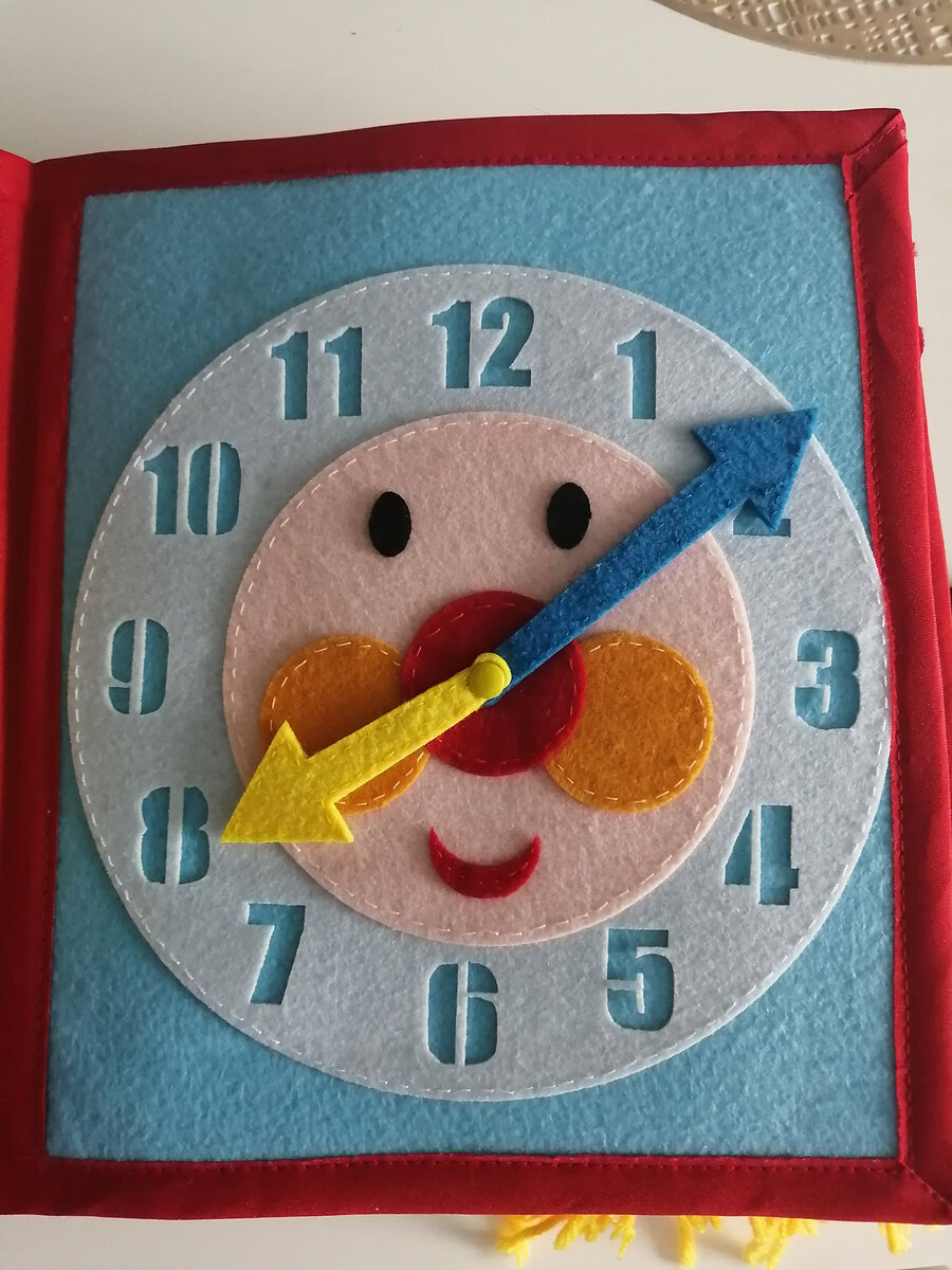 Странички нашей фетровой книжки. Одна из любимых у моей дочери.