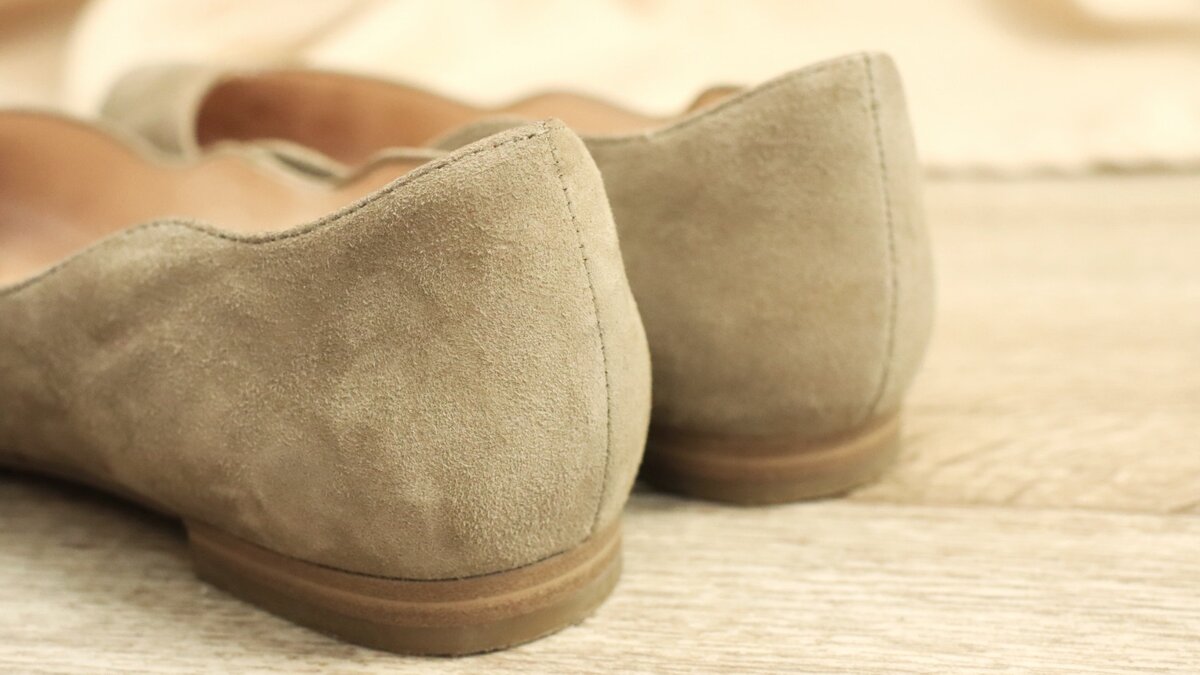 Для меня задники оказались твердоватыми, пришлось размягчать подручными средствами