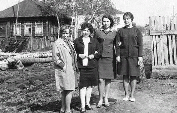 Мы с Зоей и подругами фотографируемся на фоне моего дома