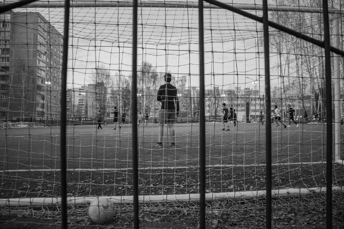 Футболисты в местной школе Уфы, апрель 2021