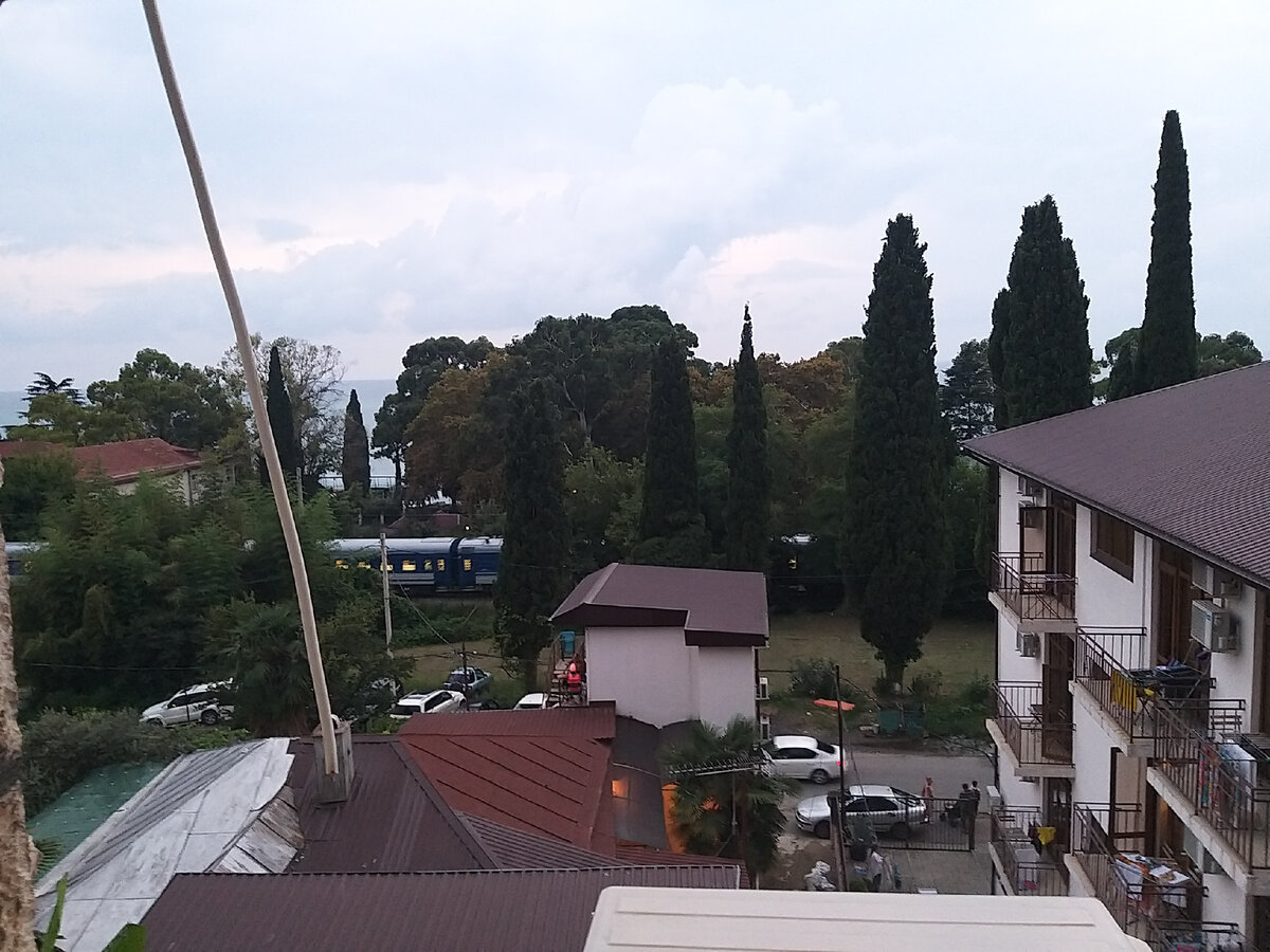 Вид из нашего номера на ул. Генерала Дбар, Гагра, фото автора