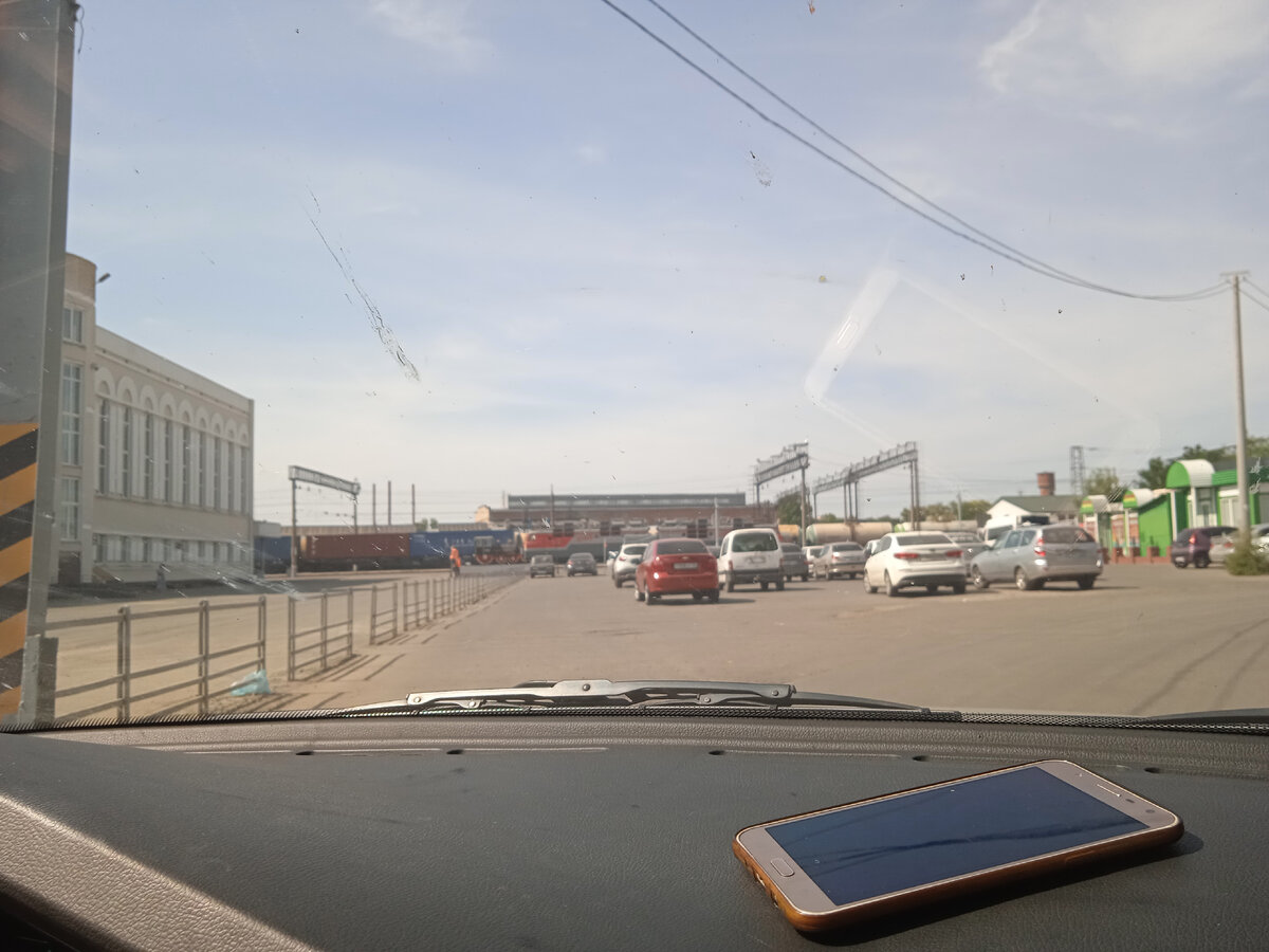 Оренбург, район ж/д вокзала. Только на центральных улицах хороший асфальт и обновлённые фасады зданий