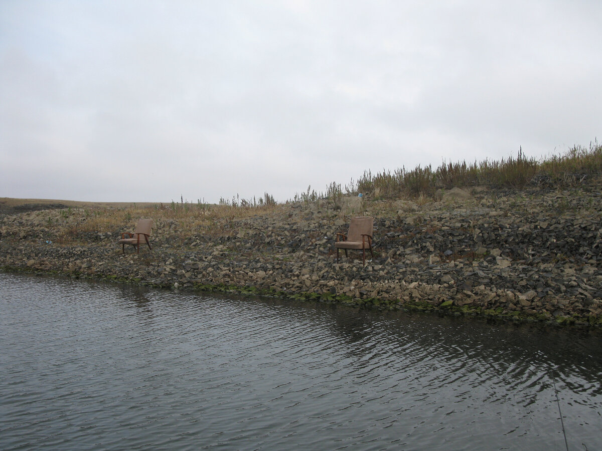 Дождливая погода расквасила дороги , берега без рыбаков  - любителей  поплавка .