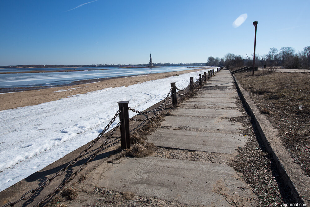 Вышедшие из-под воды остатки затопленного Угличским водохранилищем части города Калязина и городская набережная. Тверская область. Фото автора статьи 