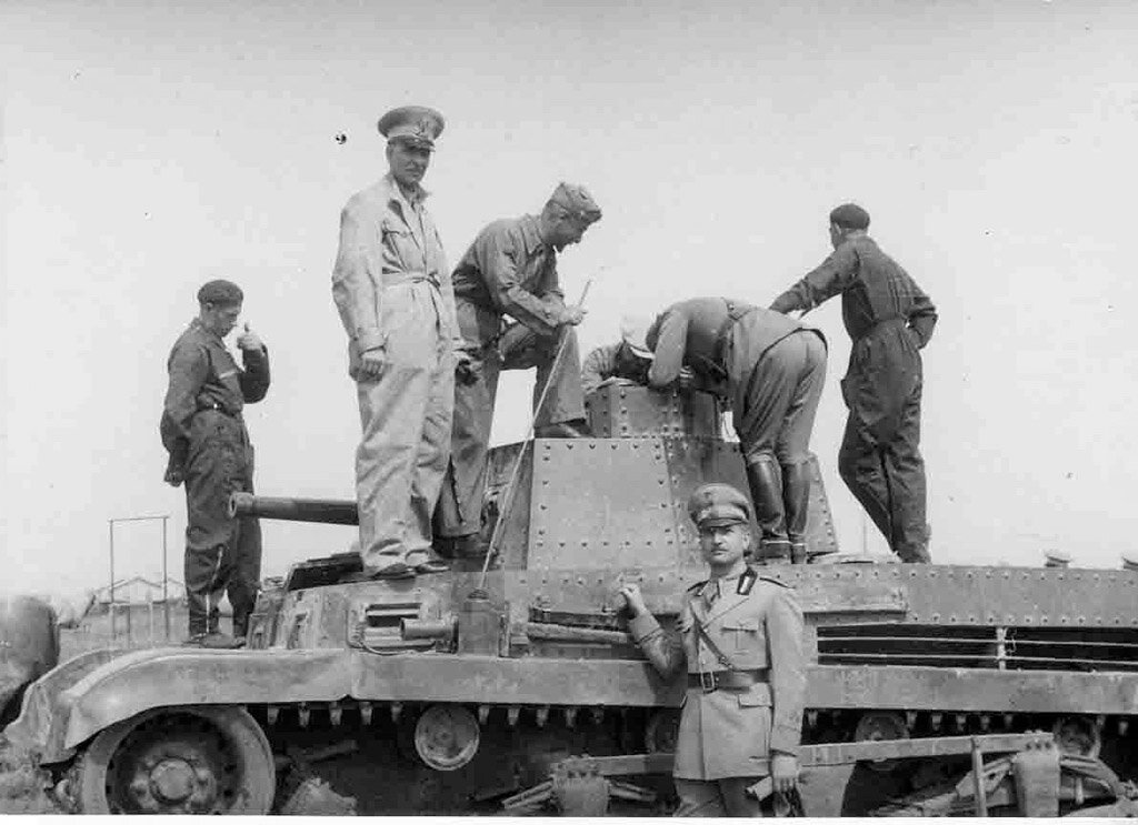 Итальянцы изучают T-21. Им он ко двору не пришелся, но зато танк из Пльзени оценили венгры.
