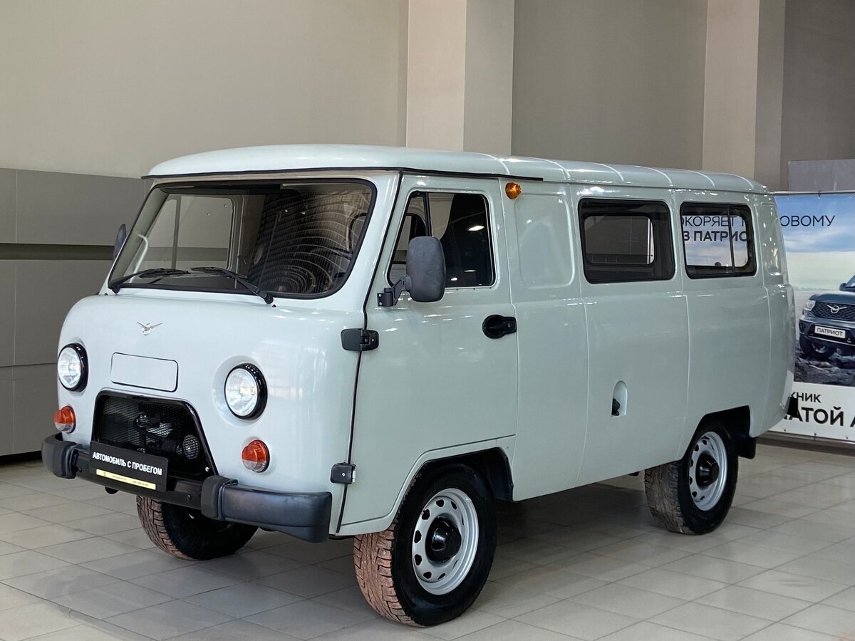 Российский губернатор должен ездить на отечественном УАЗе. Полный привод, форточки-кондиционер, ГУР и прекрасная проходимость даже в Богом забытых деревнях. Всего за 950 т.р.