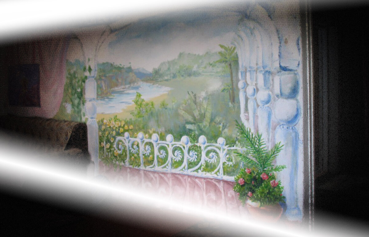 Эту стену я расписал в первом этапе своего творческого пути, на фото она пока в незаконченном состоянии.