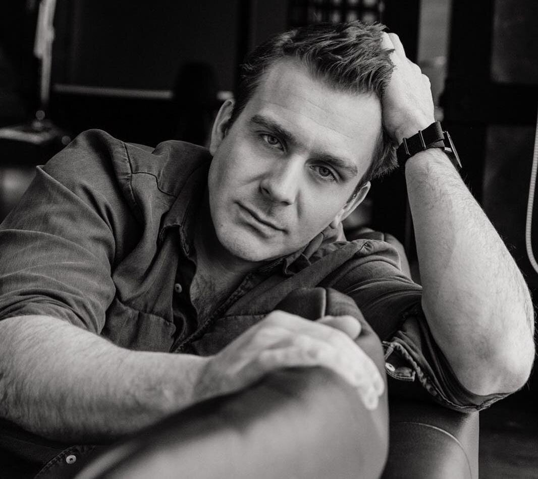 ну очень обаятельный Антон Васильев (фото из личного блога актера)