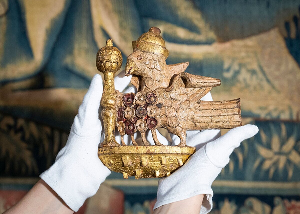 Довольно большая эмблема имеет размеры  20 см на 20,5 см. Фото: Historic Royal Palaces