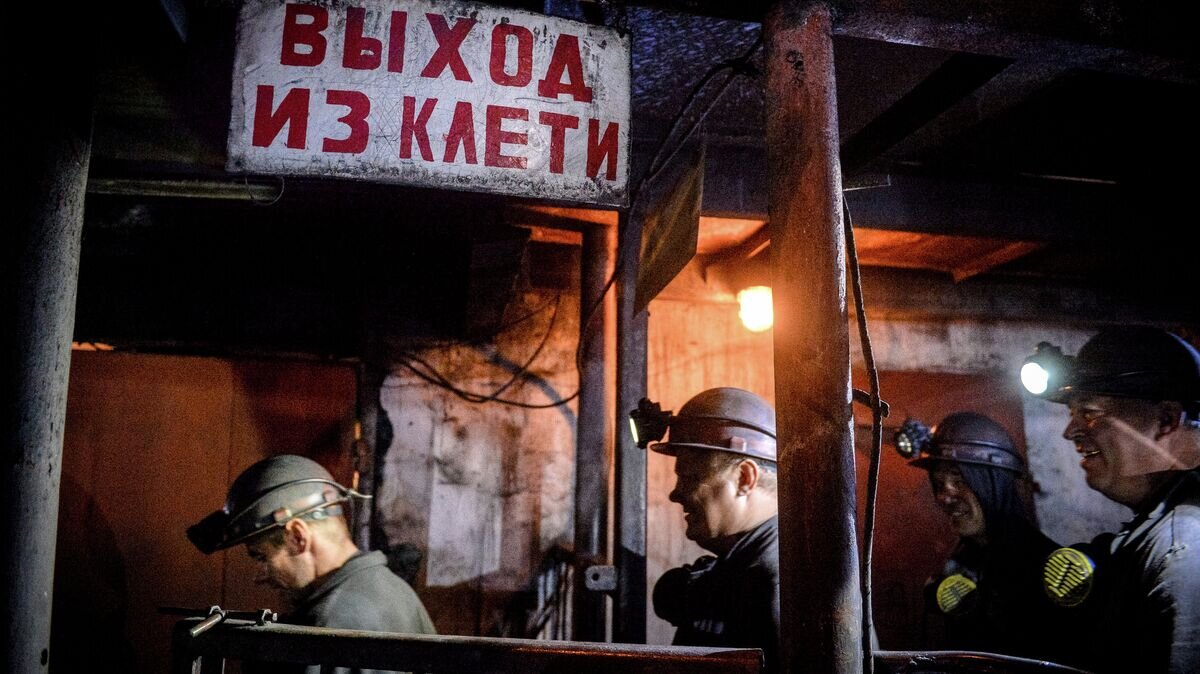    Шахтеры в клети на шахте "Глубокая" в Шахтерске© РИА Новости / Алексей Куденко