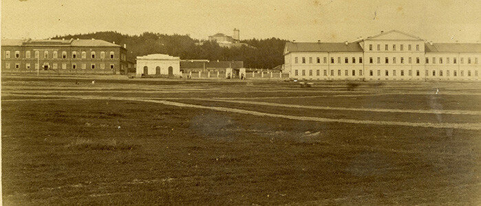 После революционных событий 1917 года и Гражданской войны площадь утратила свое основное предназначение, на ней прекратили продавать сено и устраивать конные ярмарки. Большое незастроенное пространство использовалось как место сбора демонстраций и проведения митингов.