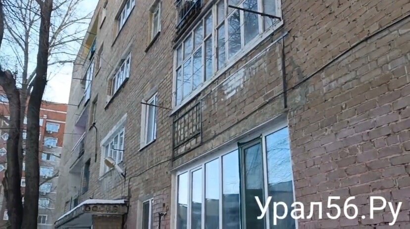    В Оренбурге жители дома на ул. Беляевская, 37 уже много лет живут в страхе. Они боятся, что их дом рухнет