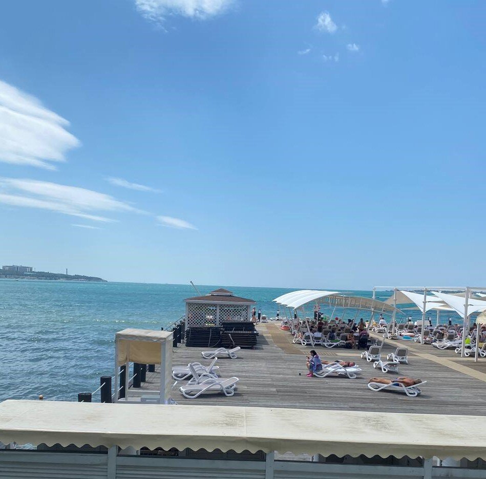 Несколько входов в море, при этом далеко от береговой линии, которую не всегда успевают нормально расчистить