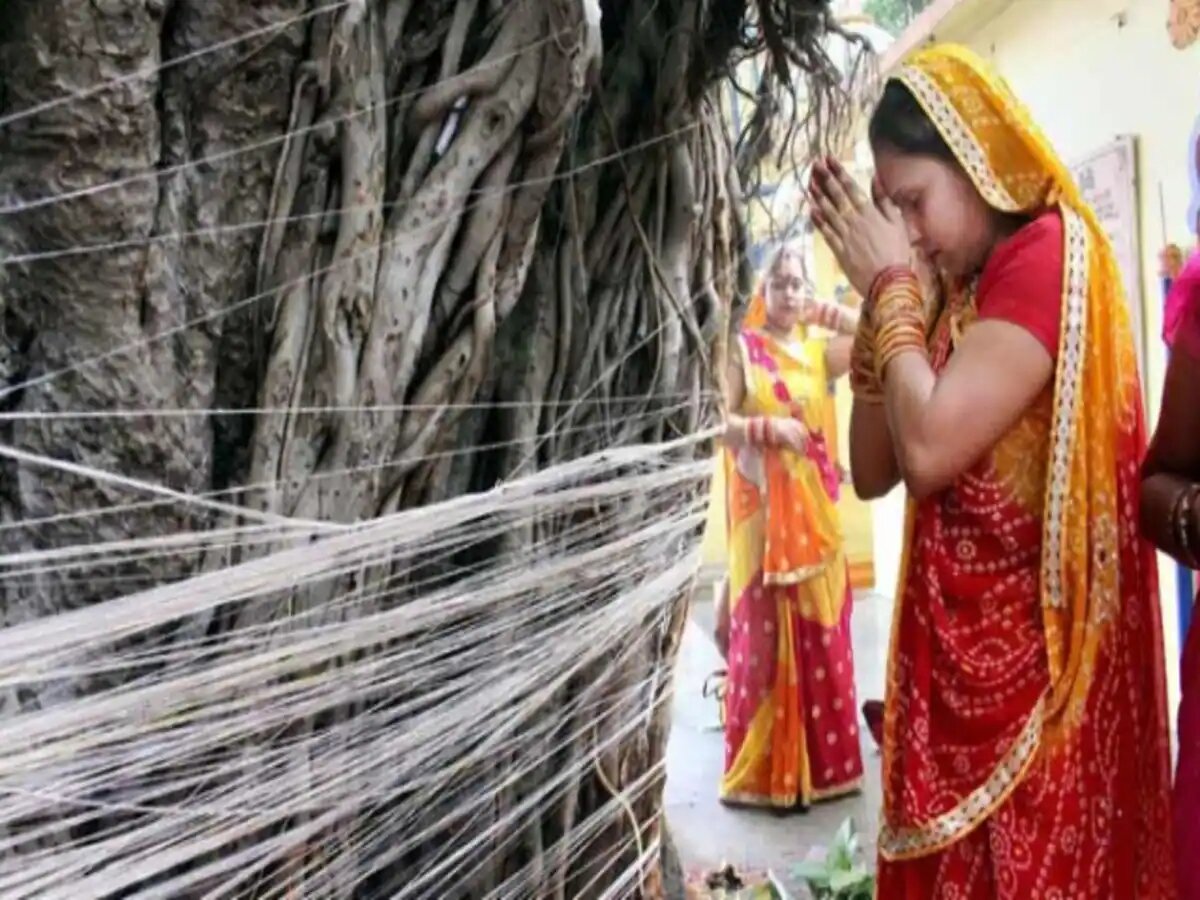 Женщина молится во время Савитри ват. Фото: livehindustan.com