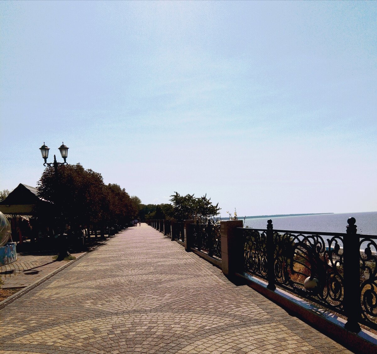 Набережная пока безлюдная, но, ближе к вечеру, всё изменится.