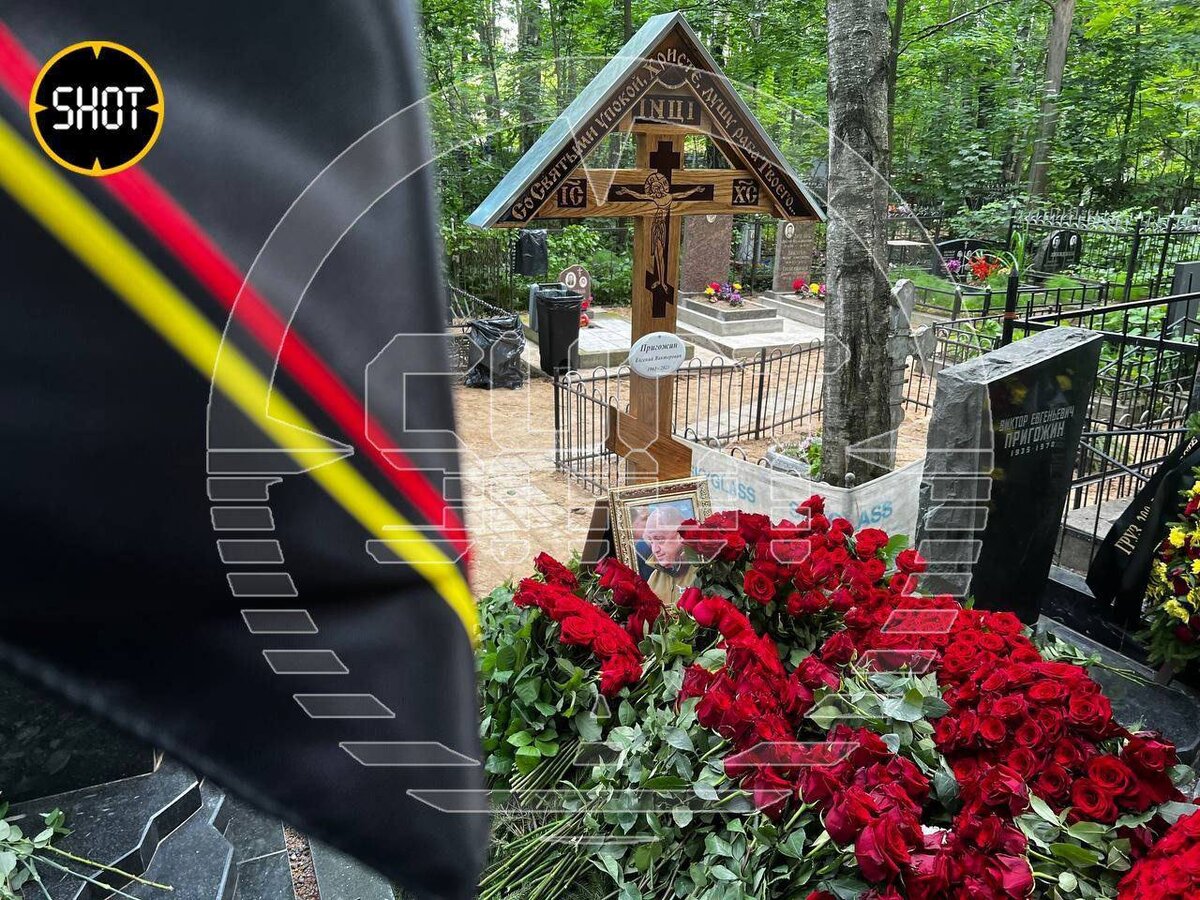 Лидер ЧВК «Вагнер» Евгений Пригожин был похоронен сегодня на семейном участке Пороховского кладбища в Санкт-Петербурге. Как сообщила его пресс-служба, прощание «состоялось в закрытом формате».