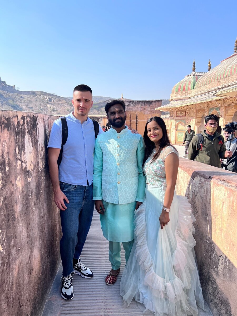 встретил жениха и невесту в Джайпуре. Надеюсь, что у этого жениха есть туалет в доме)