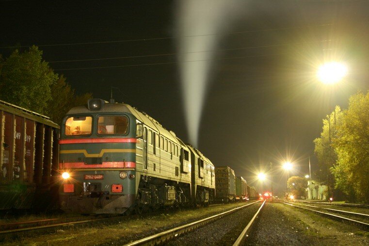 Тепловоз серии 2М62 ночью на маневрах на станции Осташков, начало нулевых. Фото из архива ВОЛЖД