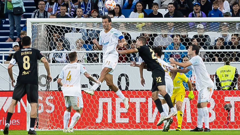 Фото: Александр Подгорчук / Коммерсантъ📷Футболисты «Балтики» (в темной форме) не испытывали никакой робости перед сильнейшим российским клубом