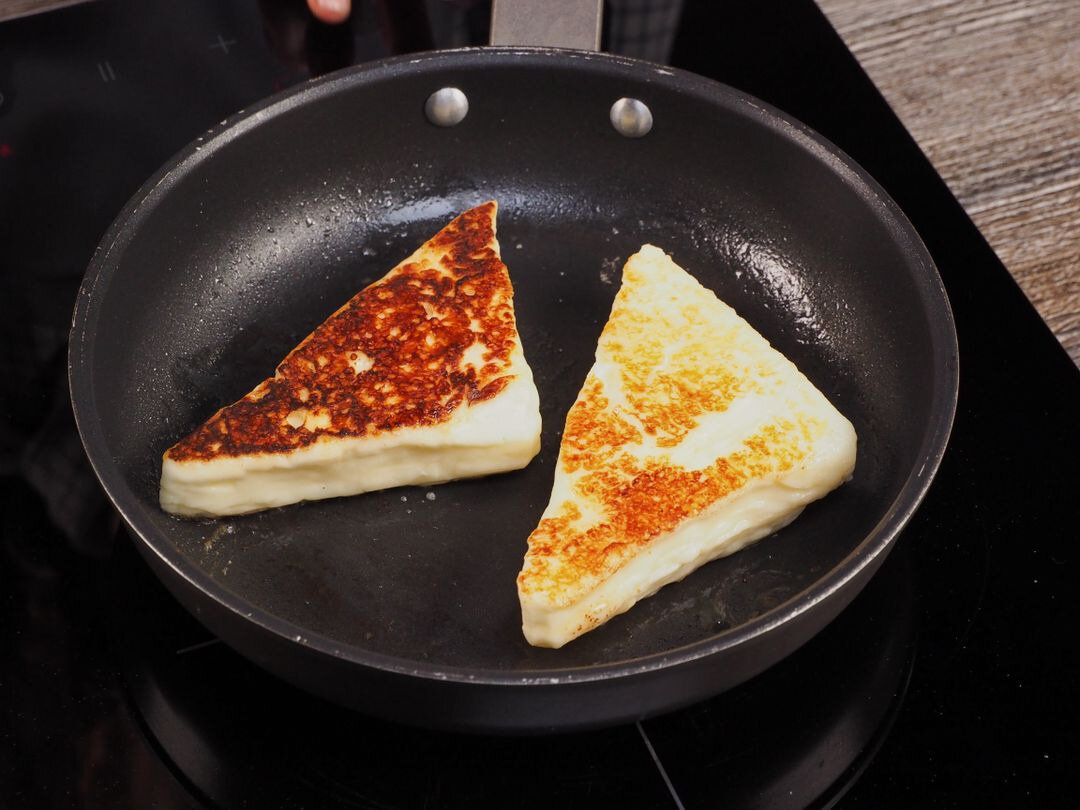 Можно ли жарить сулугуни на сковороде. Можно ли жарить сулугуни на сковороде. Жареный сулугуни на сковороде. Жареный сулугуни на сковороде без панировки. Сулугуни для жарки.