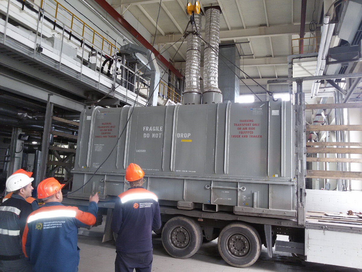 Вот так вот - БАЦ! И ты уже летишь не в отпуск, а в какие-нибудь Дебри Кустинские, где пытаешься из сена и биологических остатков создать хоть что-то работоспособное. (Фото из личного архива автора (С), 2017 год)